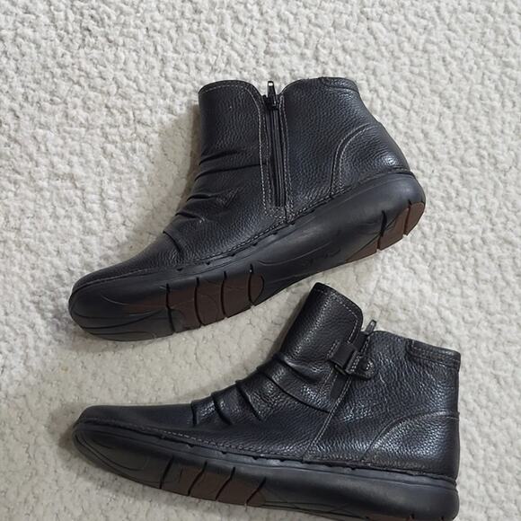 NEW Clarks Women's Un Loop Top Black Leather bootie boots size 10 - Picture 1 of 6